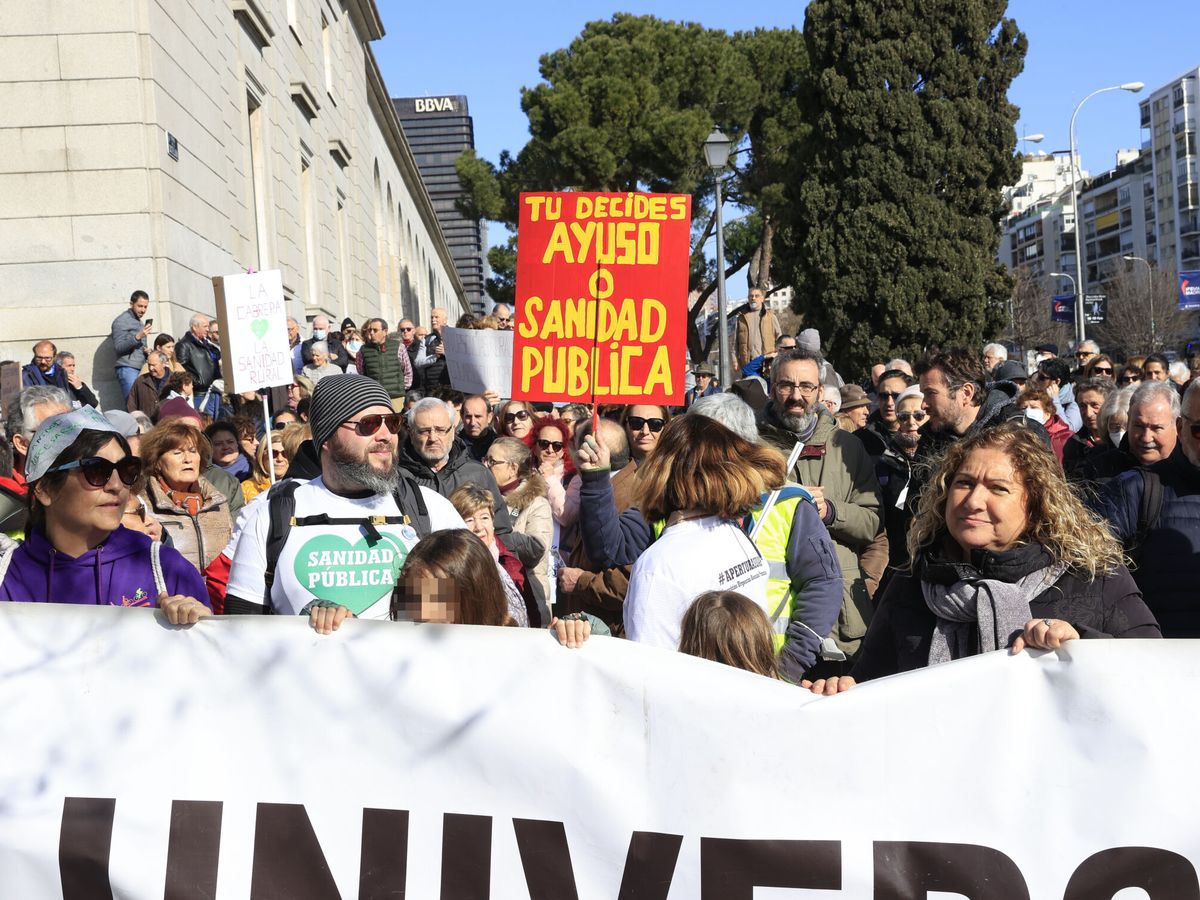 Manifestantes salen a las calles en defensa de la sanidad pública