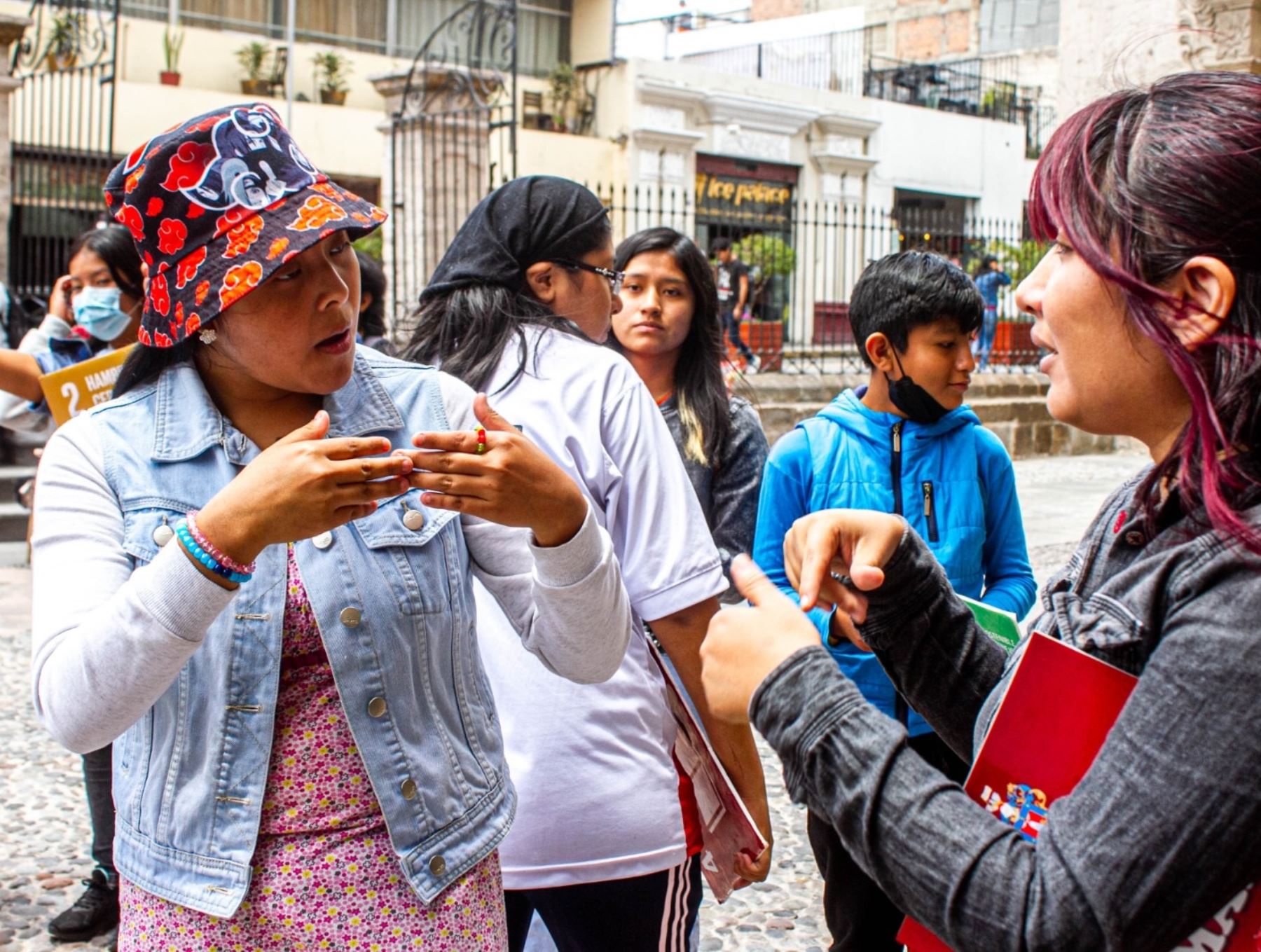 Continuarán guiados turísticos para personas con discapacidad auditiva en Arequipa