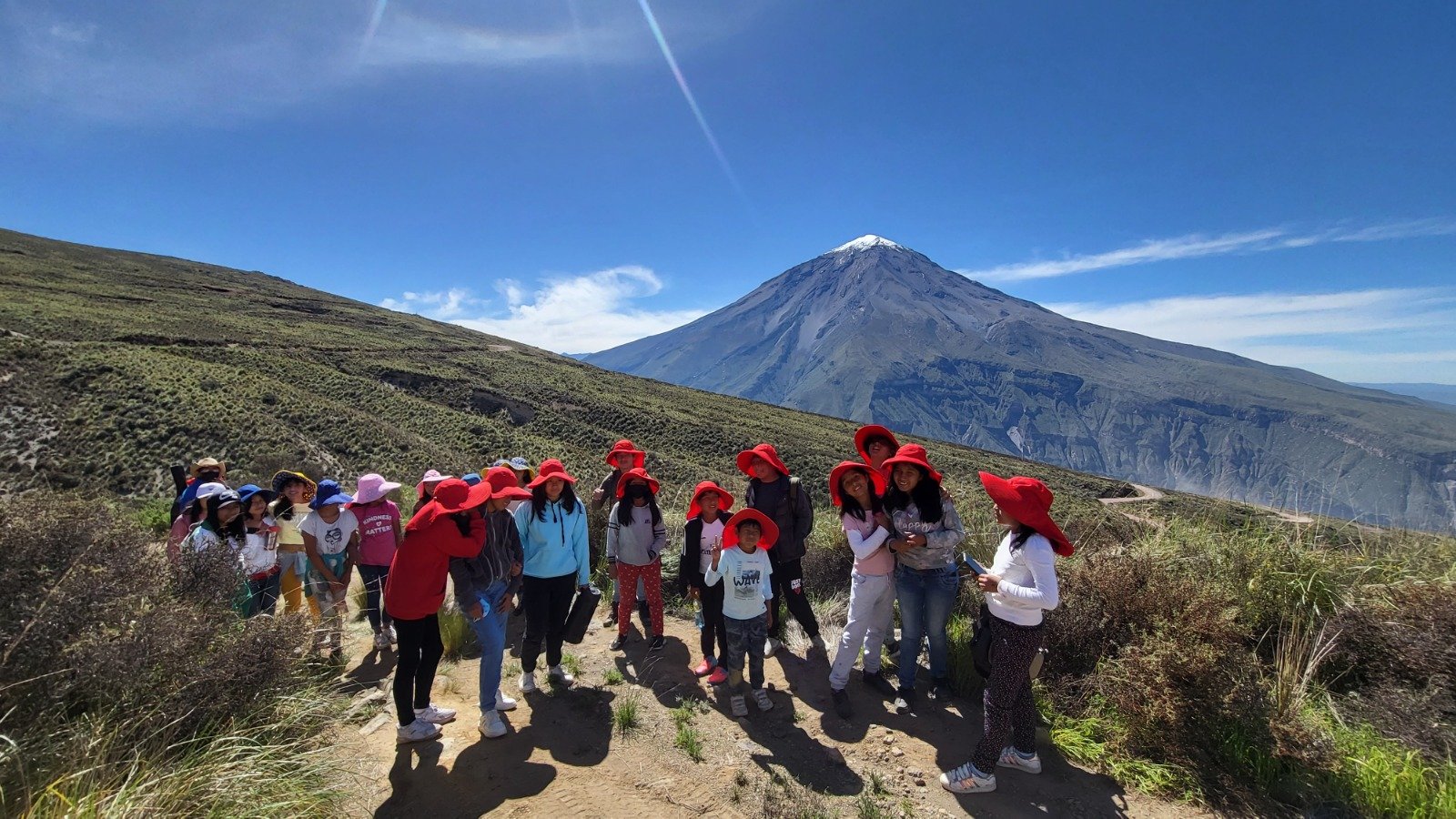 Niños de Hogar de Cristo sembraron 400 plantones de queñuales en Chachani