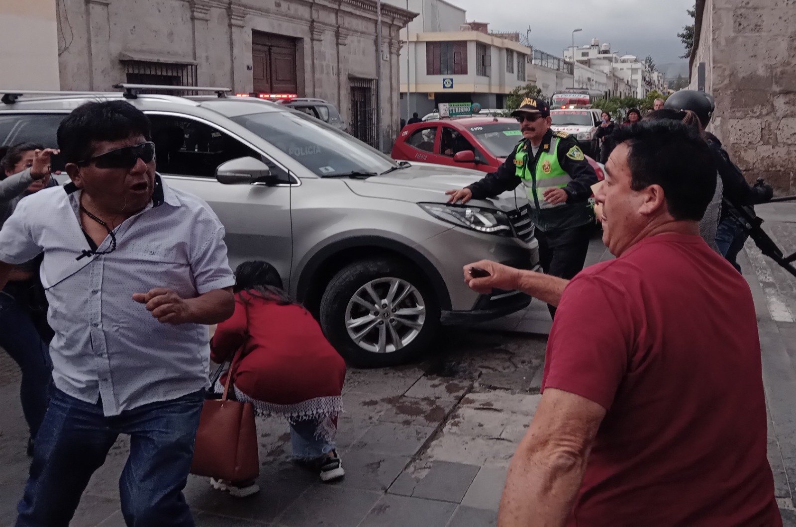 Gresca callejera entre Martínez y manifestantes