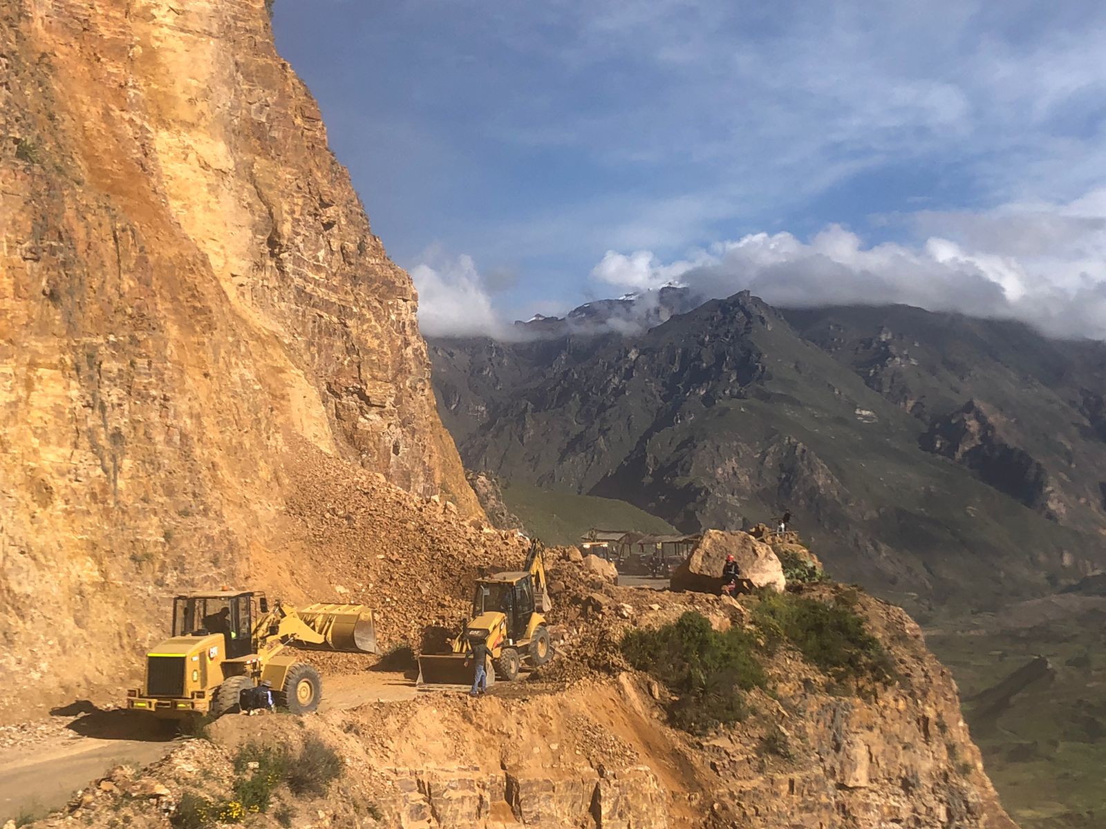 Inician rehabilitación de vía turística en valle del Colca