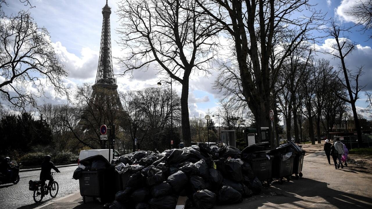 París acumula 10 000 toneladas de basura en sus calles por huelga