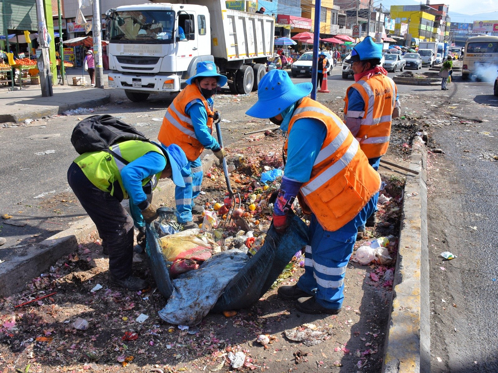 Por campaña de limpieza cierran paso vehicular en Avelino Cáceres