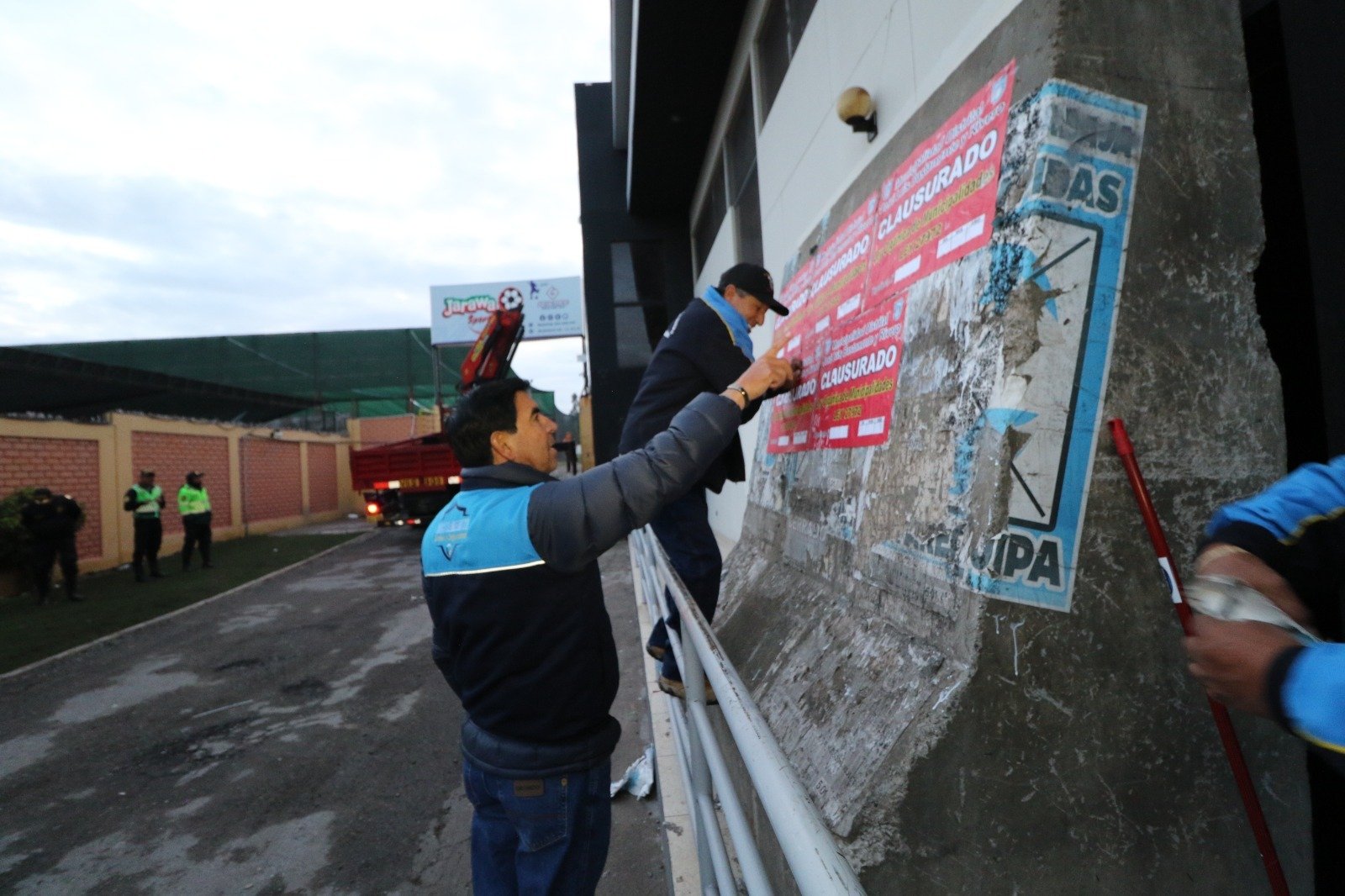 Clausuran con bloques night club en Av. Dolores