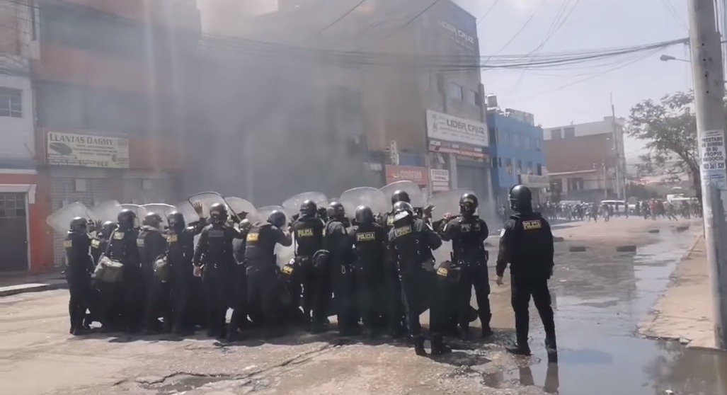 Intento de desalojo en Miraflores termina con quema de llantas