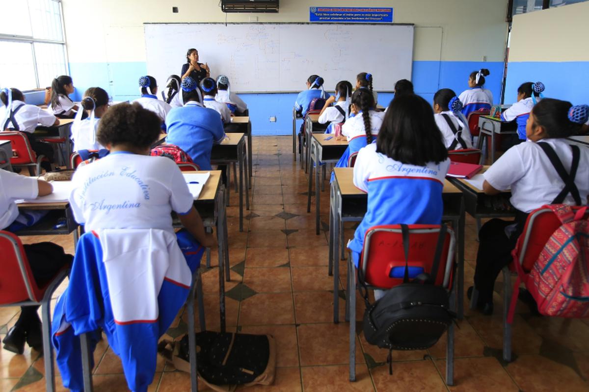 Falta docentes y material educativo en colegios de Arequipa