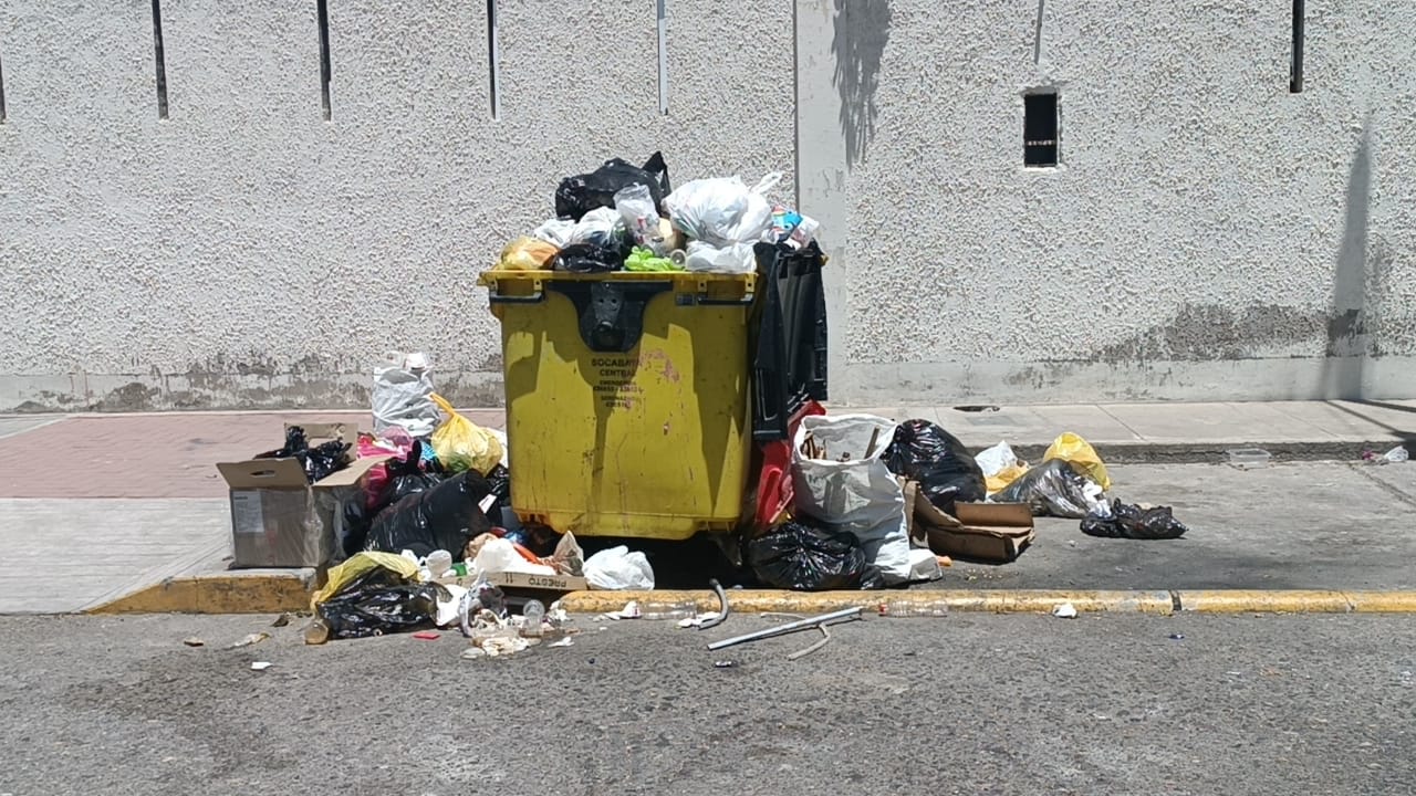 Vecinos sufren por acumulación de basura en Socabaya