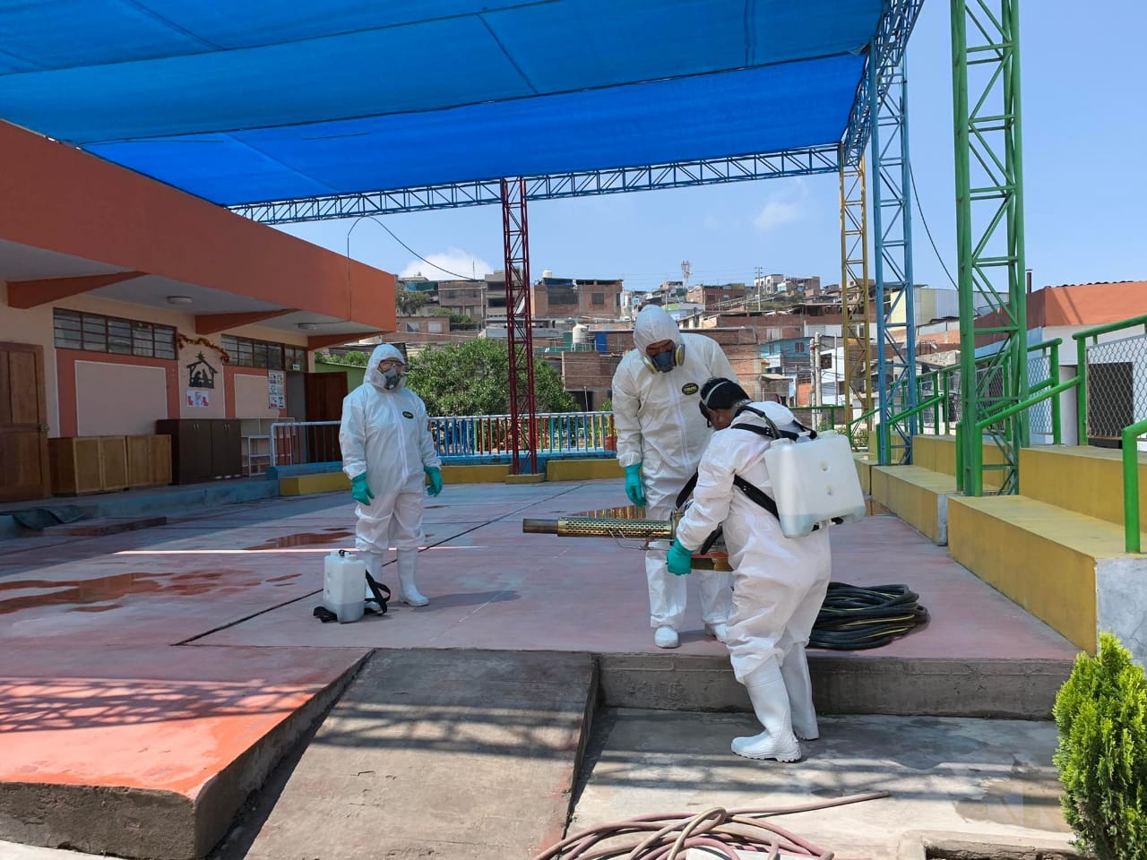 Desinfectan y fumigan 7 colegios en Paucarpata