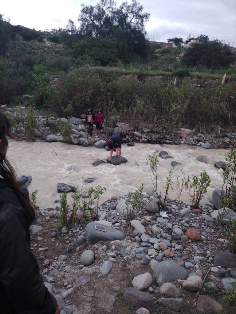 Escolares deben cruzar río para llegar a su colegio por falta de transporte