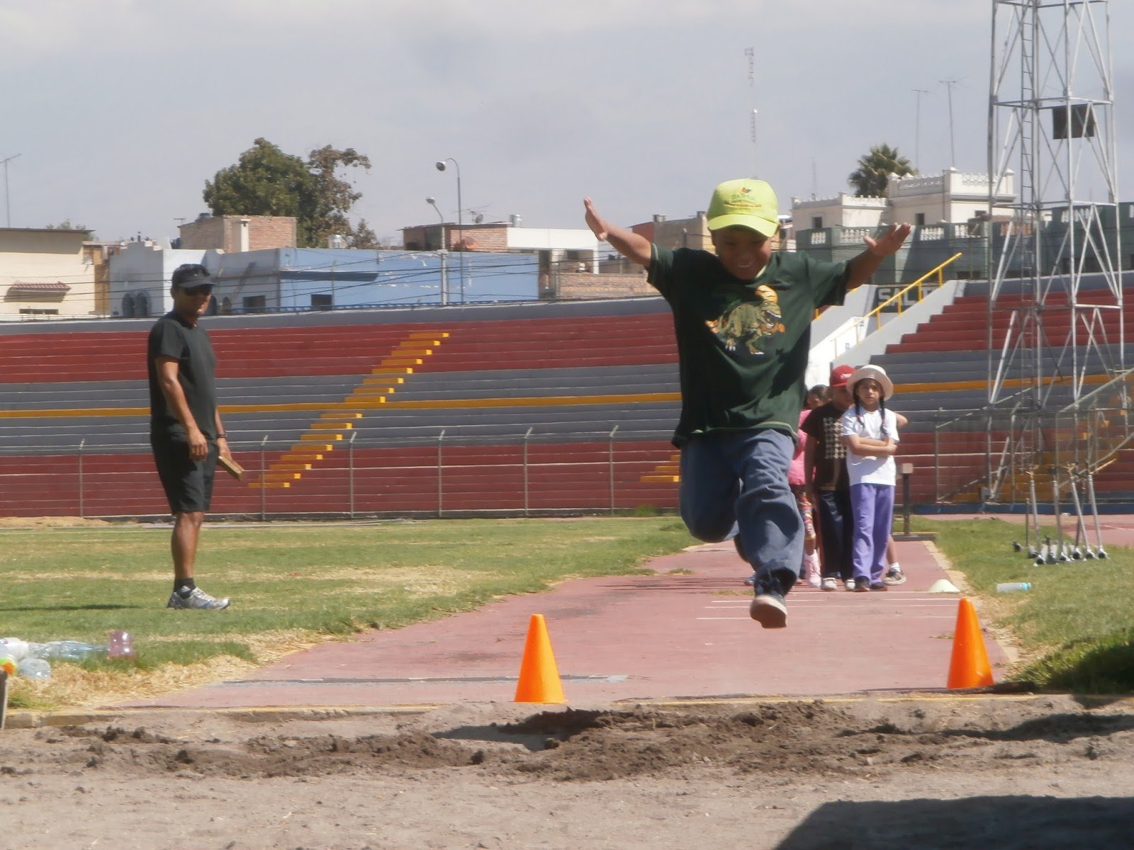 Incentivan a niños y jóvenes que destacan en atletismo