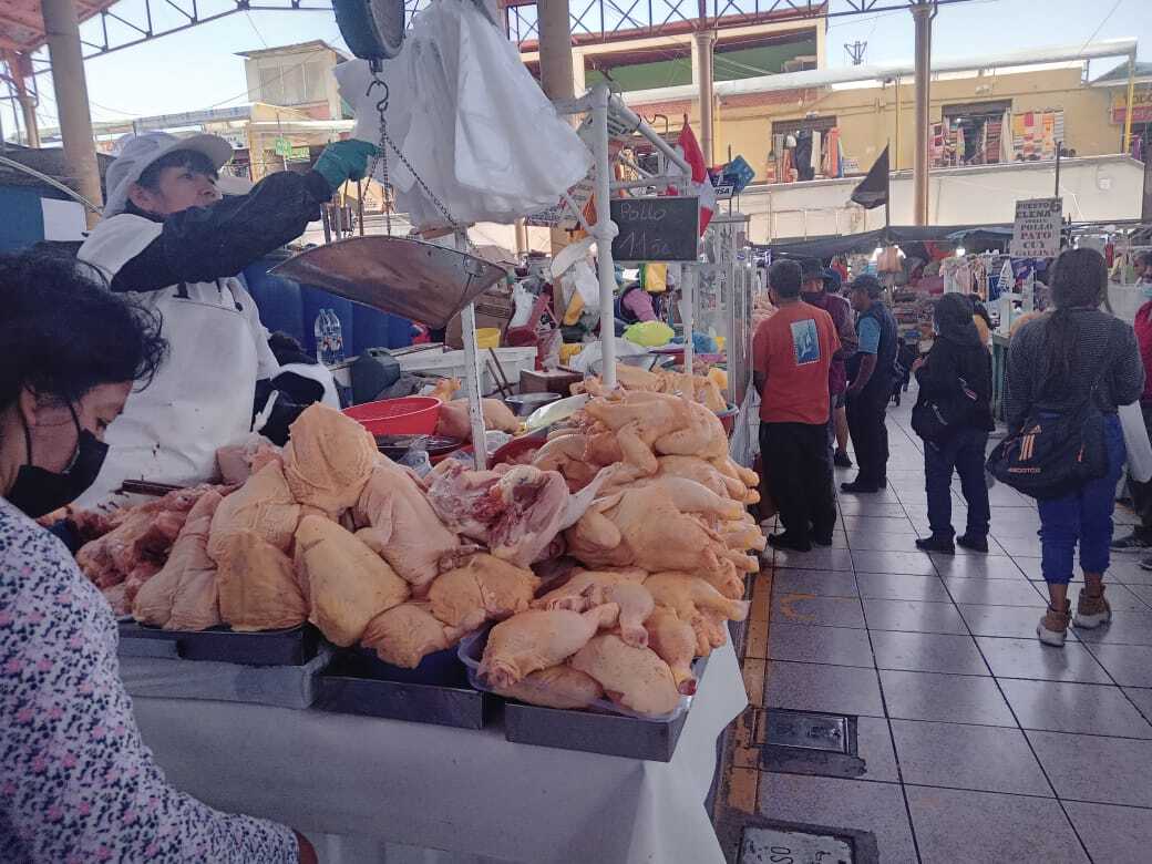 Precio del pollo se mantiene en mercado San Camilo