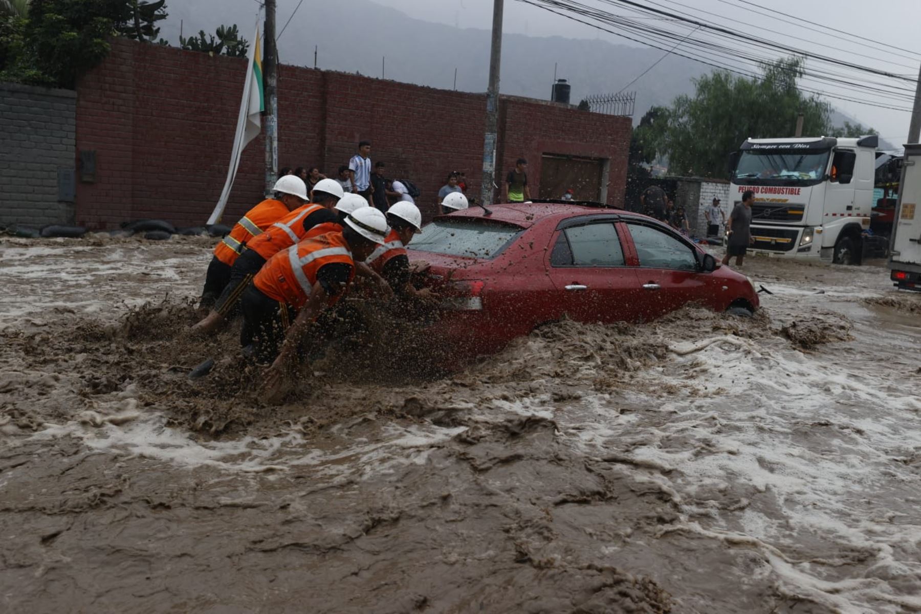 Ciclón en Perú dejan 61 muertos y más de 12 mil damnificados