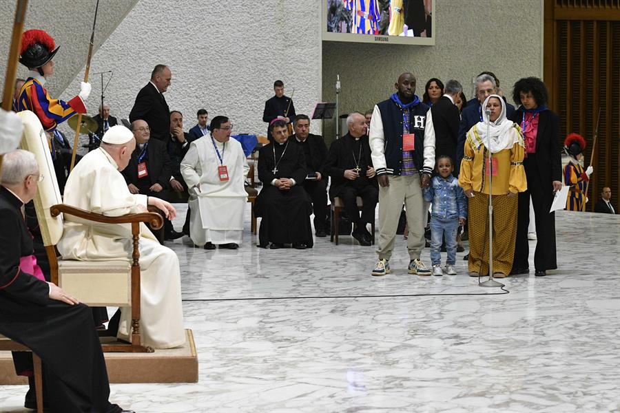 Papa Francisco recibe a refugiados y dice: «integrar para la salvación»