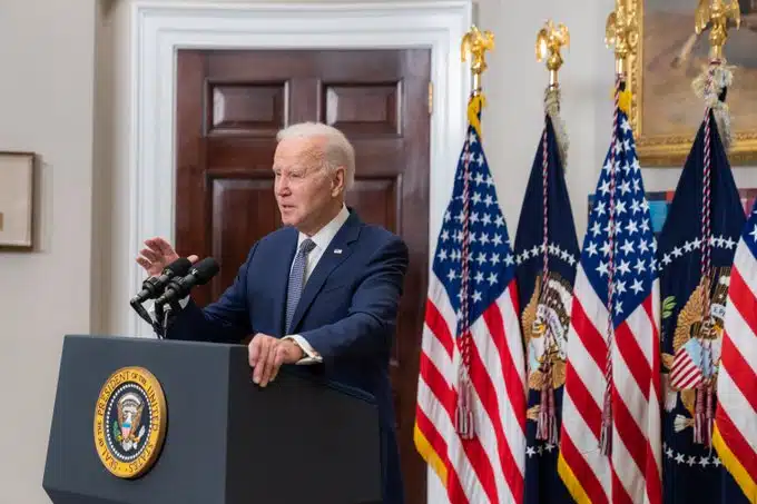 Biden pide tranquilidad y dice “sistema bancario es seguro”