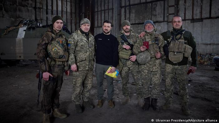 Zelenski visitó a las tropas que defienden Bajmut