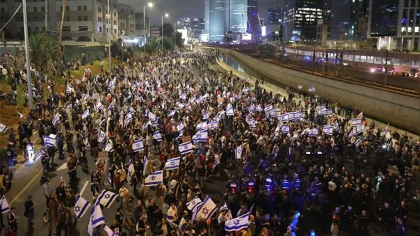 Más de medio millón protestan contra cese de ministro Gallant