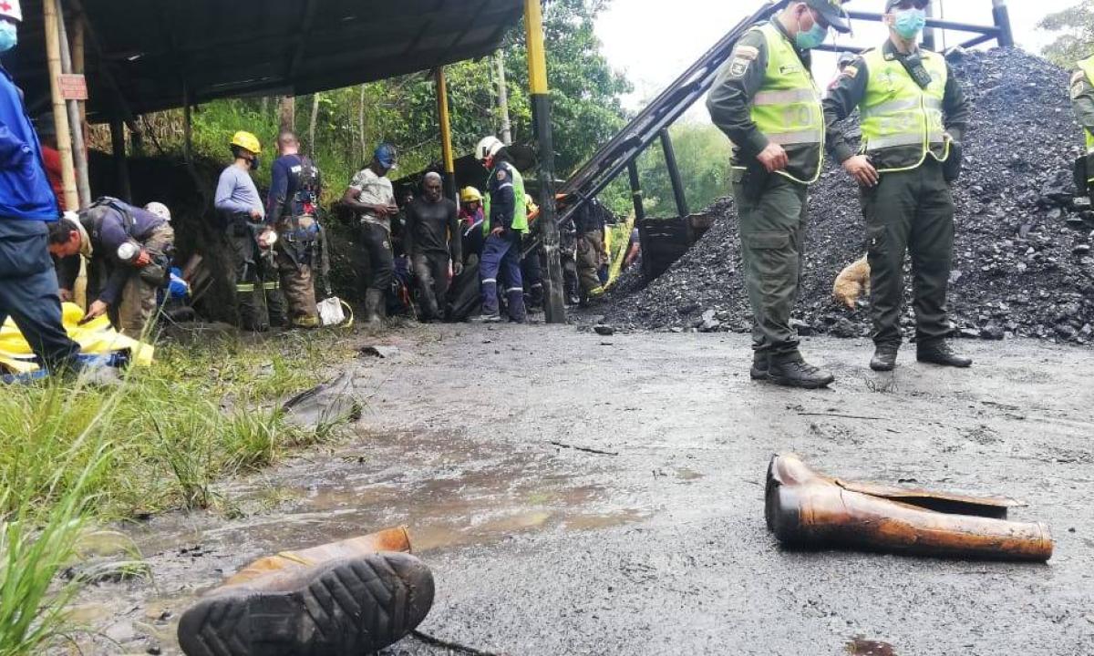 Al menos 4 mineros muertos y 17 atrapados por explosión en mina