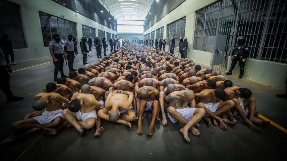 Trasladan 2,000 pandilleros a mega cárcel inaugurada en enero