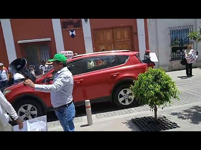 Abuchean a congresista por Arequipa Edwin Martínez