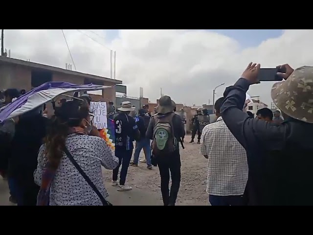 Enfrentamiento entre manifestantes y policías en el sector de Peruarbo