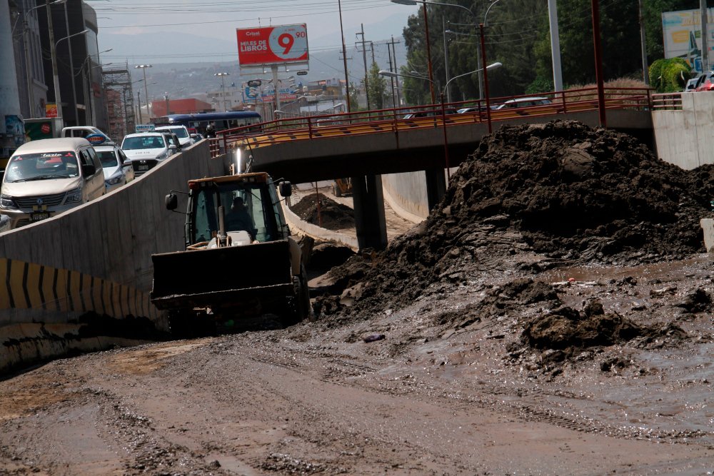 Limpian calles afectadas con desborde de la torrentera de la Av. Los Incas