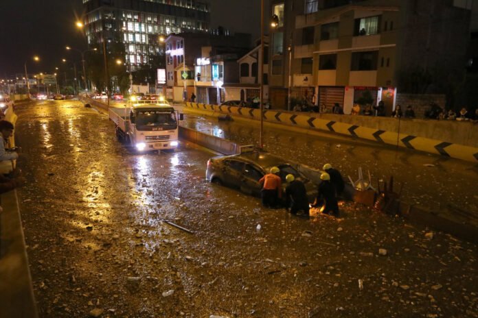 Vías aledañas al bypass de Lambramani y a la obra del Bicentenario estarán habilitadas antes del mediodía tras fuertes lluvias