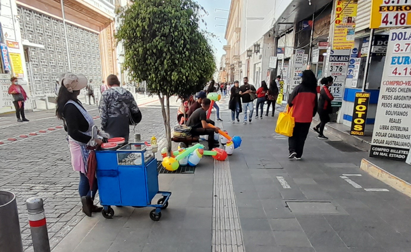 Ambulantes se adueñan de calles del Centro Histórico