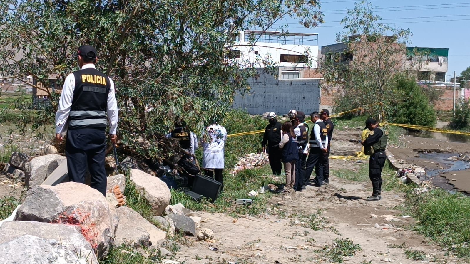 Hallan cuerpo mutilado de mujer en una zona agrícola.