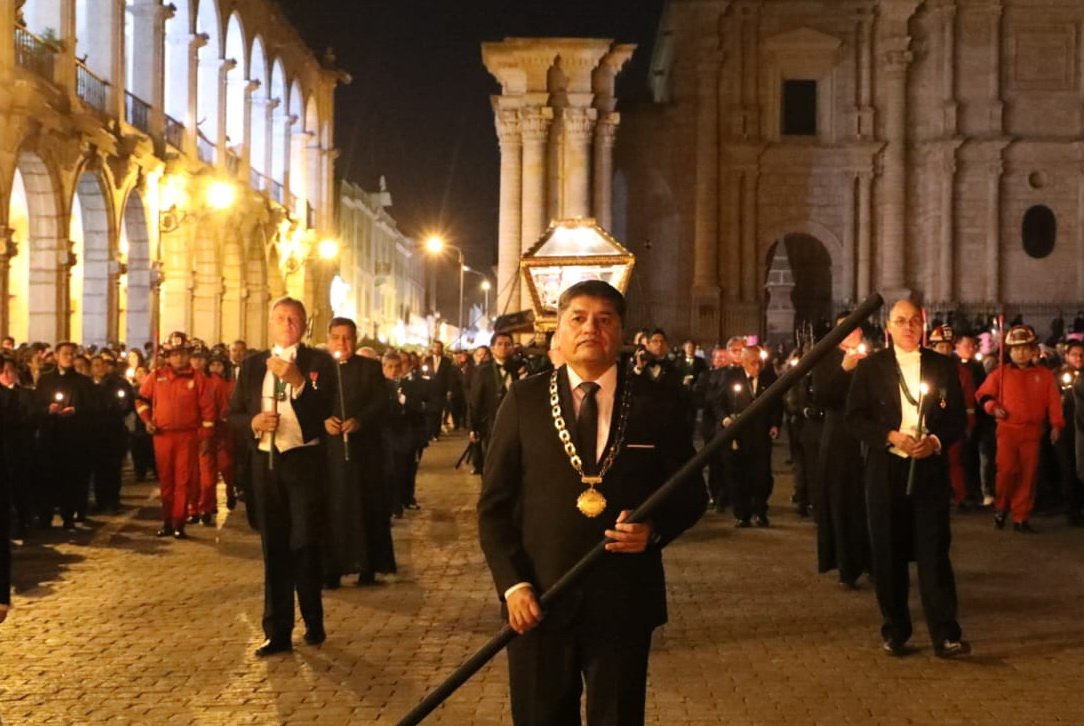 Autoridades participaron de la procesión del Santo Sepulcro