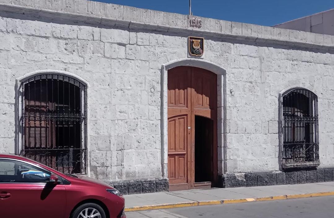 Cierra puertas en Melgar