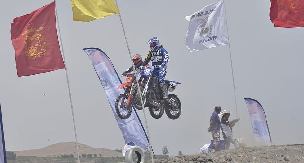 Niños y jóvenes en torneo de motocross y quadcross