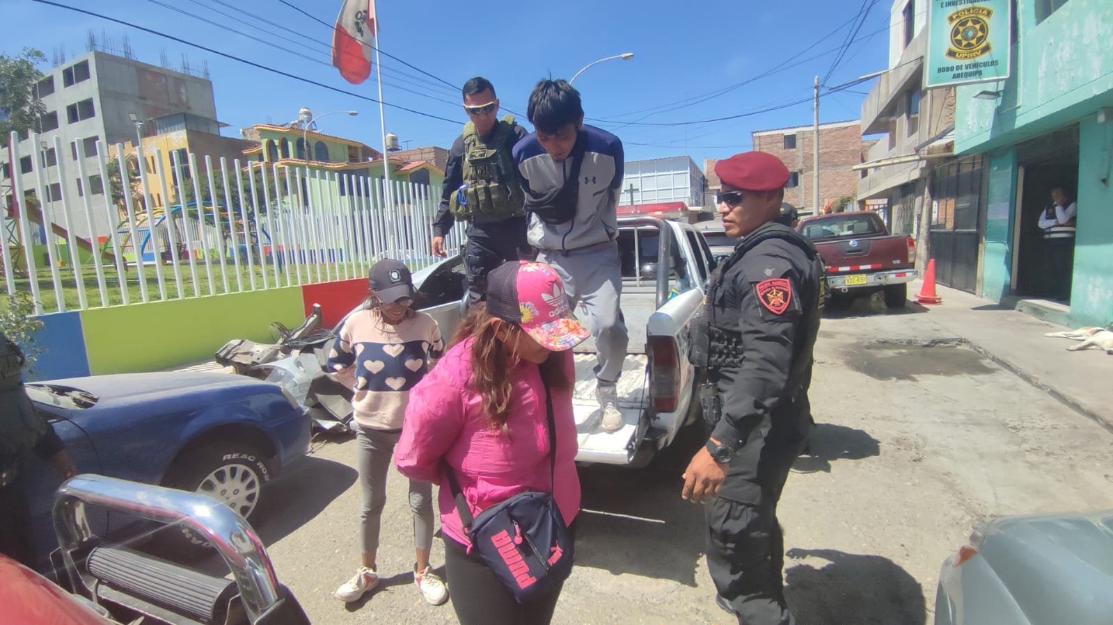 Detienen a tres personas por robar autopartes en J. L.B. y R.