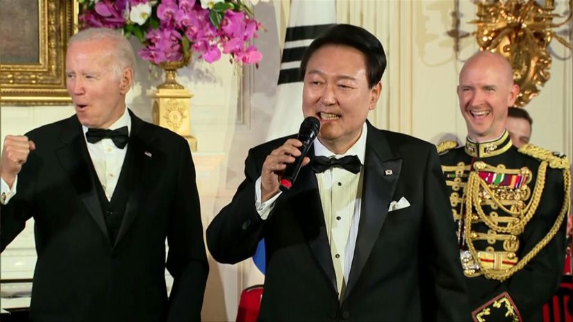 Presidente surcoreano sorprendió cantando en la Casa Blanca