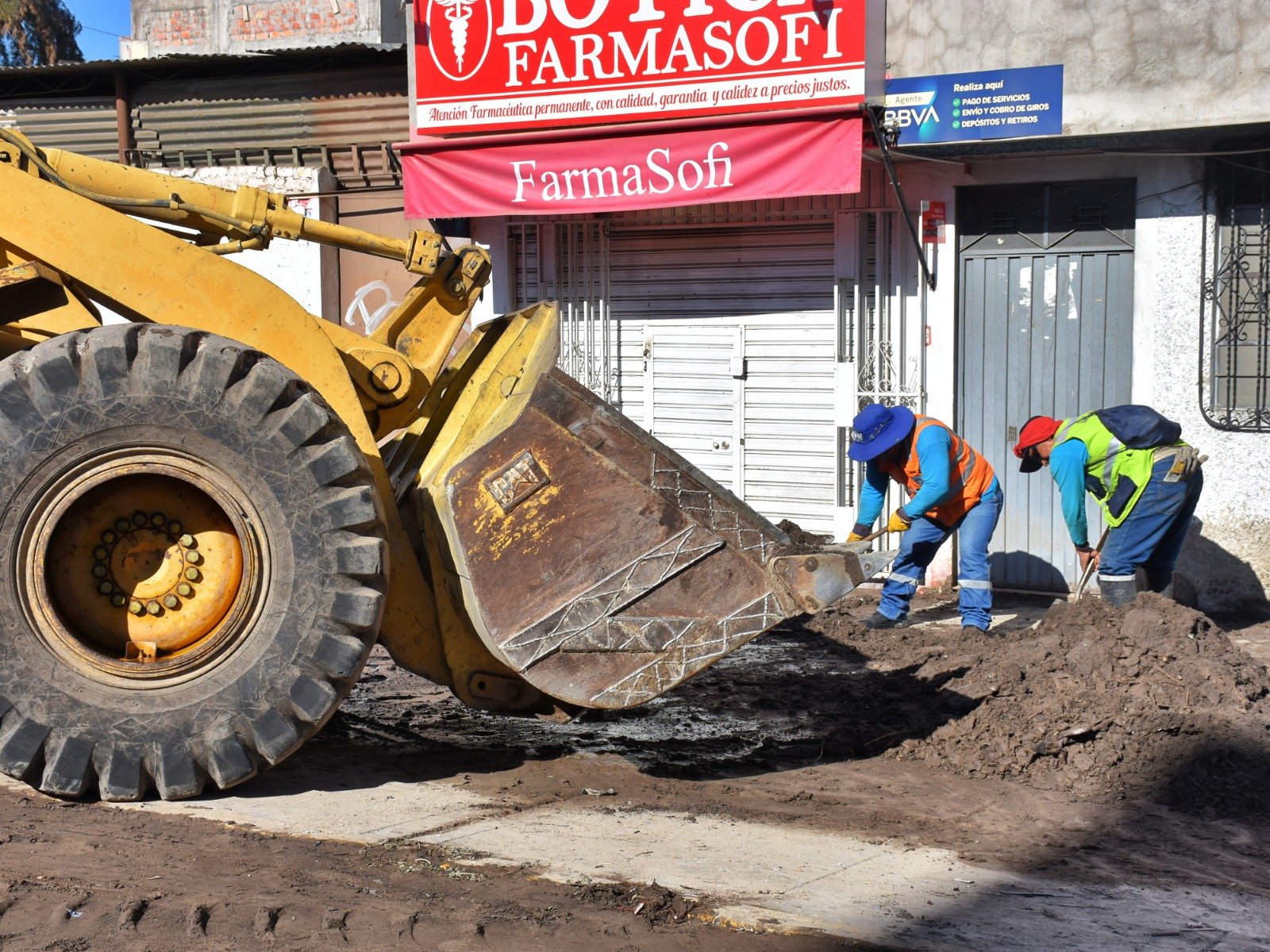 Retiran 5 toneladas de lodo y residuos de las vías aledañas a la torrentera de la avenida Túpac Amaru