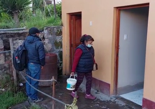 Pacientes del Goyeneche utilizan baldes para ocupar baños