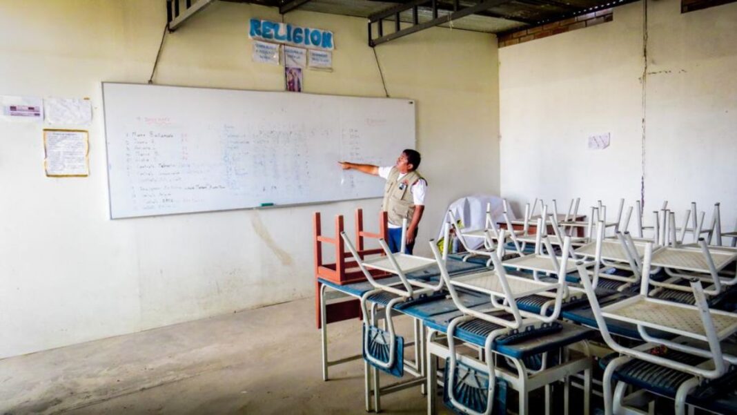 Escolares en Paucarpata reciben clases en aulas dañadas