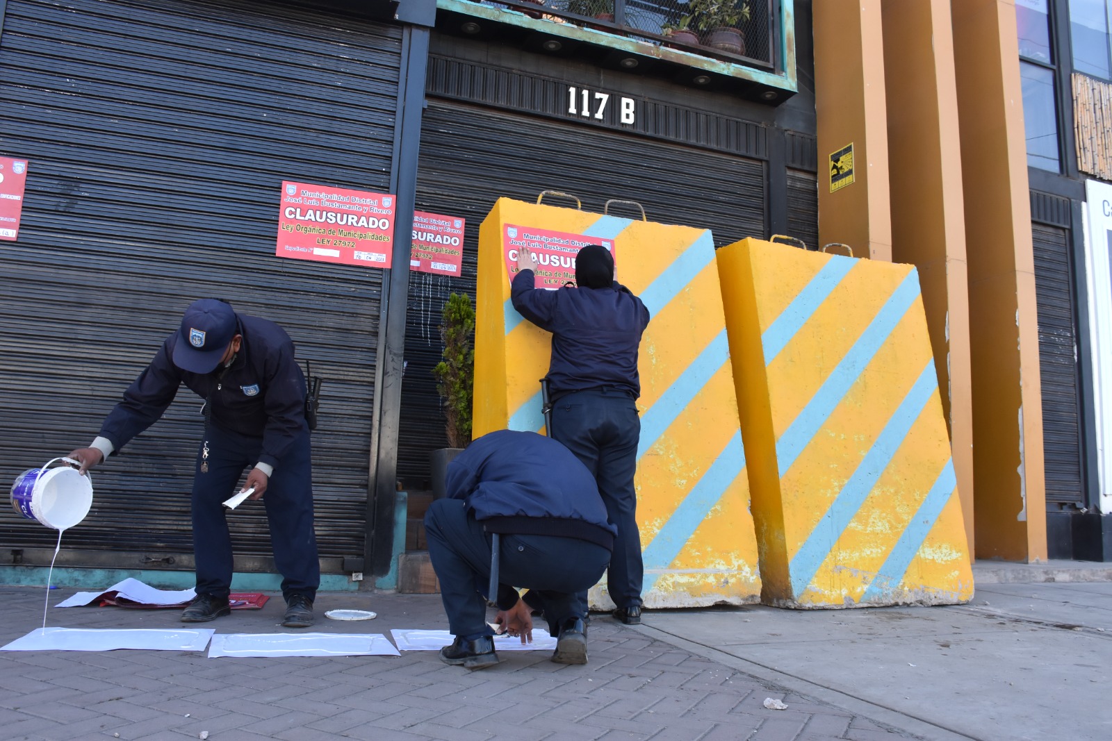 Cierran establecimientos sin licencia en la avenida Dolores