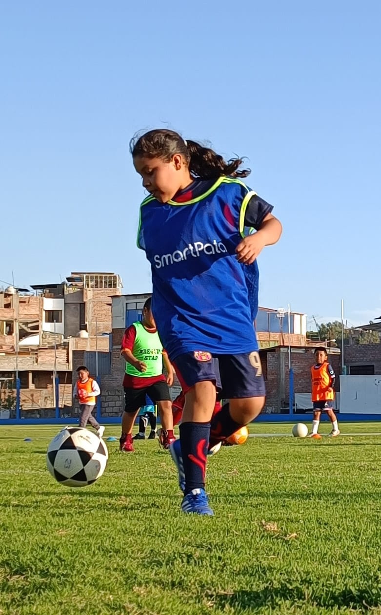 Escuelas gratuitas de fútbol para niños en 17 escenarios