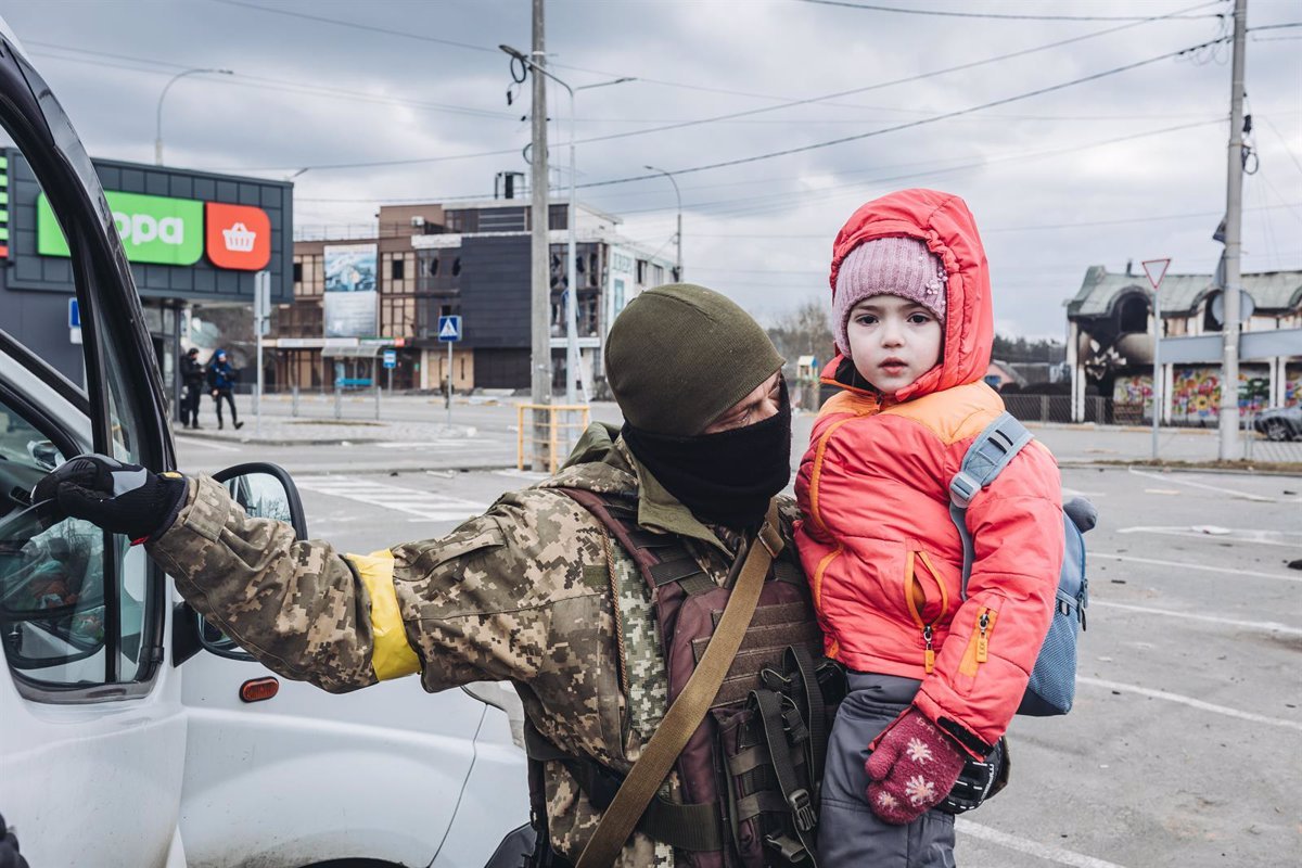 Evacúan a niños de Donetsk por bombardeos rusos