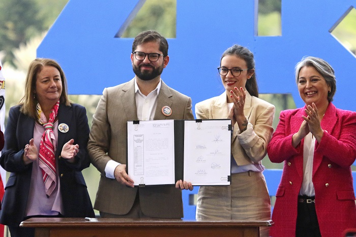 Boric promulga ley que reduce la semana laboral a 40 horas