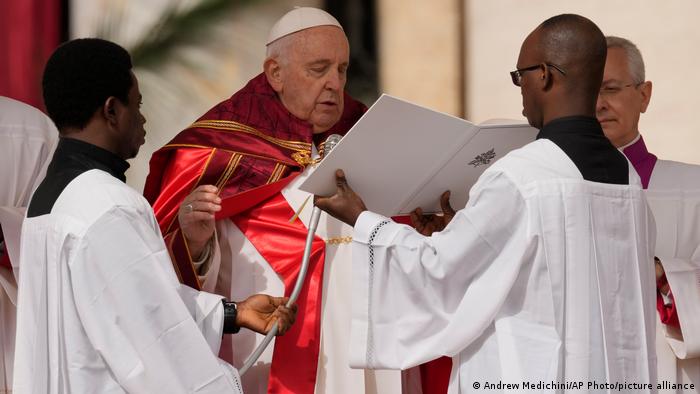 El papa Francisco preside Domingo de Ramos tras su hospitalización