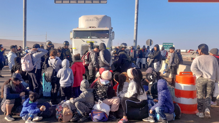 ESTADOS UNIDOS: Medio centenar de migrantes improvisó un campamento en las inmediaciones de la garita de San Ysidro