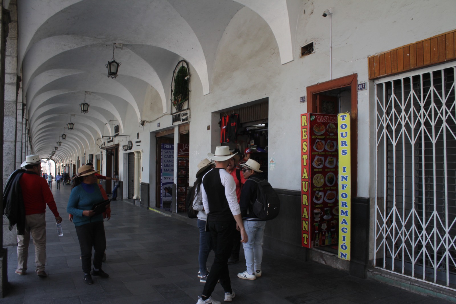 Restaurantes clausurados en la Plaza de Armas reabren a las pocas horas