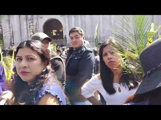 Inicio de Domingo de Ramos en la plaza de Armas de Arequipa.