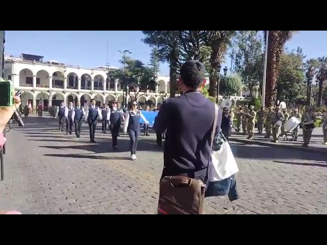 Desfile en la plaza de Armas de Arequipa.