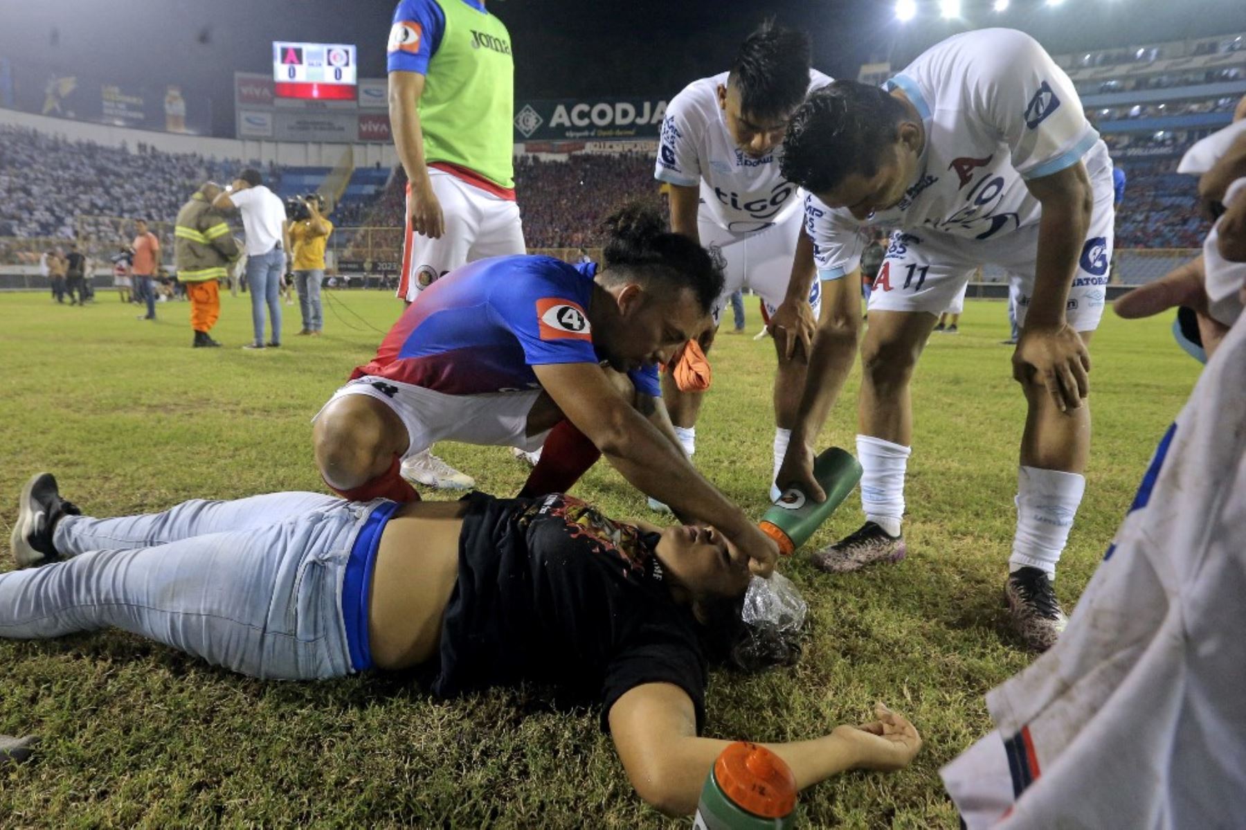 Doce muertos en una estampida en estadio: El Salvador