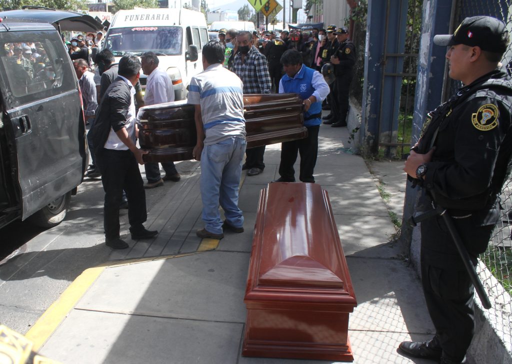 Cuerpos de mineros llegaron a la ciudad, luego de casi 8 horas de viaje.
