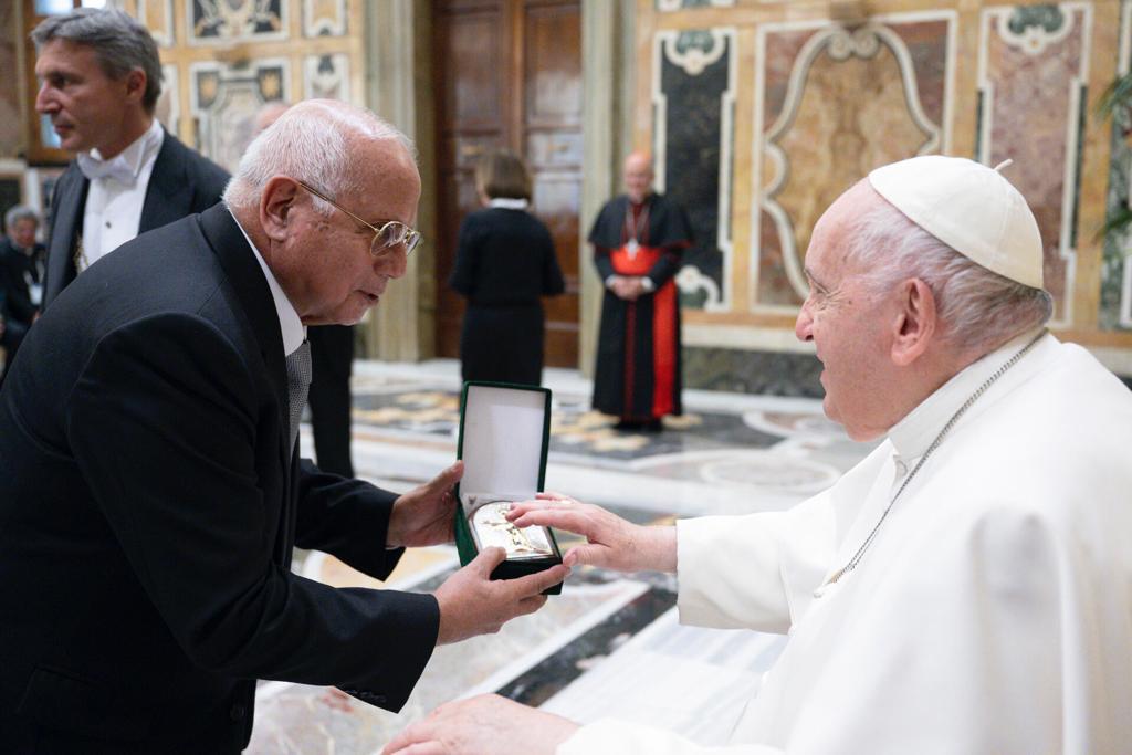 Rector de la UCSM entregó al Santo Padre Francisco emblema de la casa santamariana