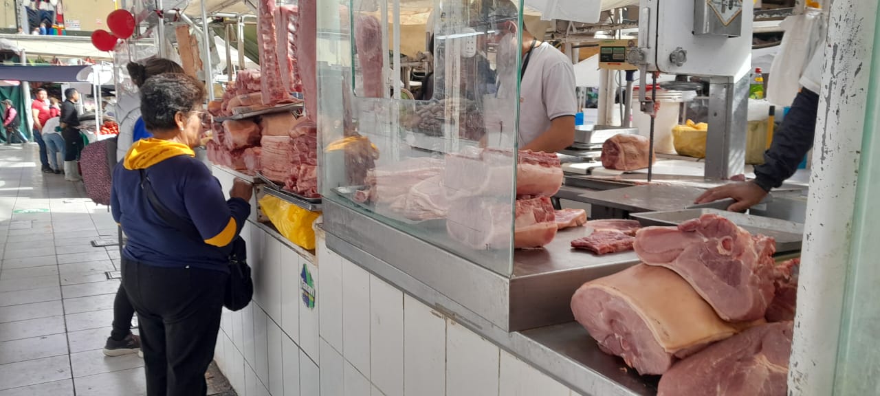 Municipio intensifica control para evitar que ingrese a mercados carne de cerdo de Bolivia