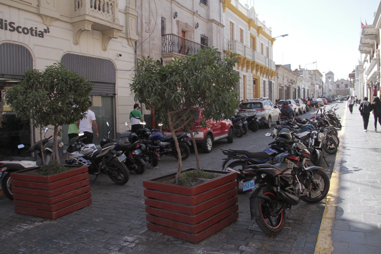 Calle San Francisco se ha vuelto una playa de estacionamiento